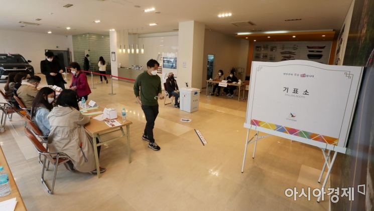 제21대 국회의원선거가 있었던 지난 4월 15일 서울 광진구 쉐보레 동서울대리점에 마련된 군자동 제2투표소에서 유권자들이 소중한 한 표를 행사하고 있다./김현민 기자 kimhyun81@