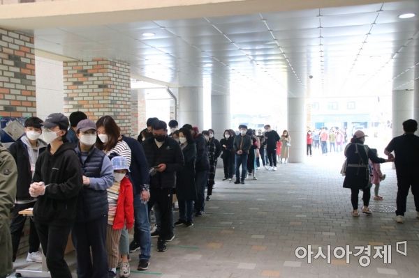 제21대 국회의원 선거 투표일인 15일 오전 11시 30분께 광주광역시 북구 건국초등학교 투표소에 유권자들이 줄을 서 기다리고 있다.