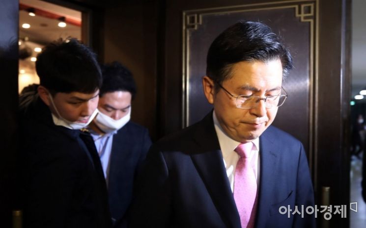 황교안 미래통합당 대표가 15일 국회에 마련된 개표종합상황실에서 '선거결과에 책임을 지고 당 대표직 사퇴 의사'를 밝힌 후 상황실을 나서고 있다./윤동주 기자 doso7@