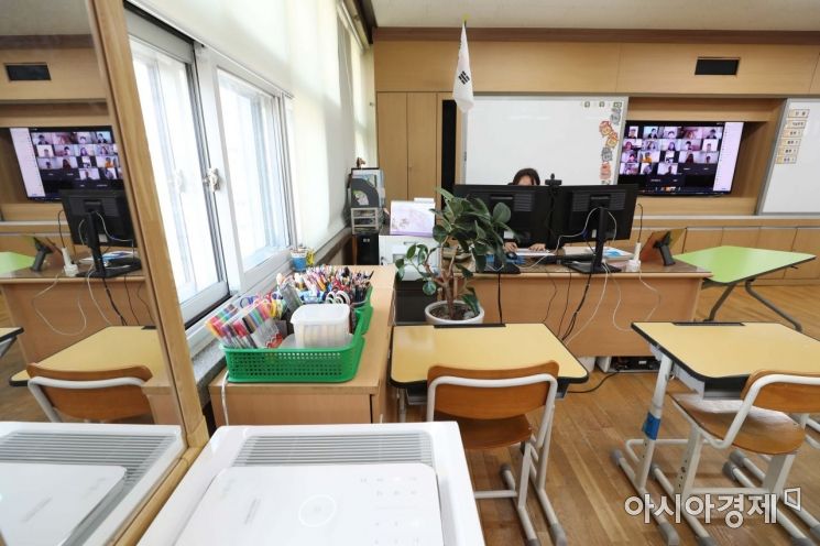 [포토]텅 빈 교실에서 