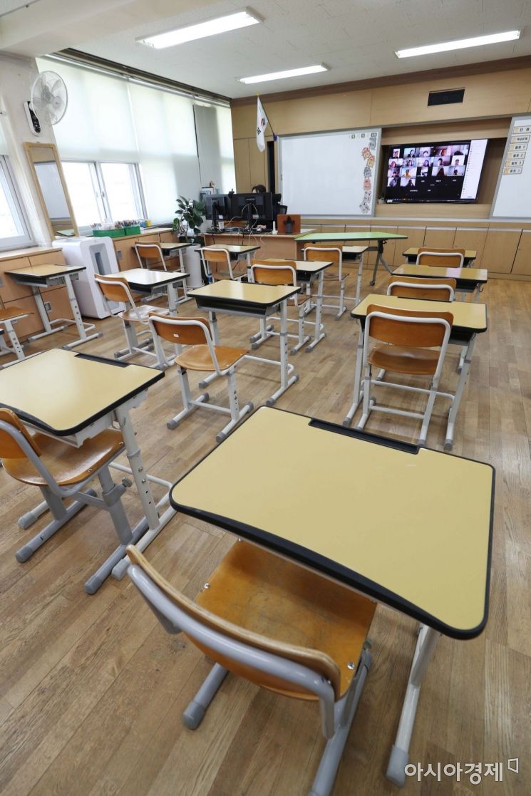서울의 한 초등학교에서 교사가 온라인 수업을 하고 있다. 사진은 기사내용과 무관 /문호남 기자 munonam@