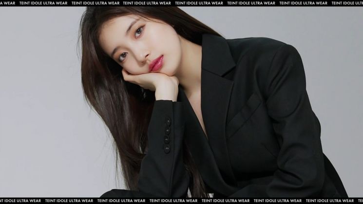 수지의 결점 없는 베이스 메이크업
