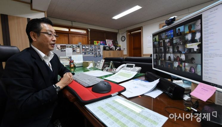 전국 고등학교 1~2학년, 중학교 1~2학년, 초등학교 4~6학년 학생들이 온라인 개학을 시작한 16일 서울 용산초등학교에서 교장선생님이 온라인으로 학생들에게 인사를 하고 있다. /문호남 기자 munonam@