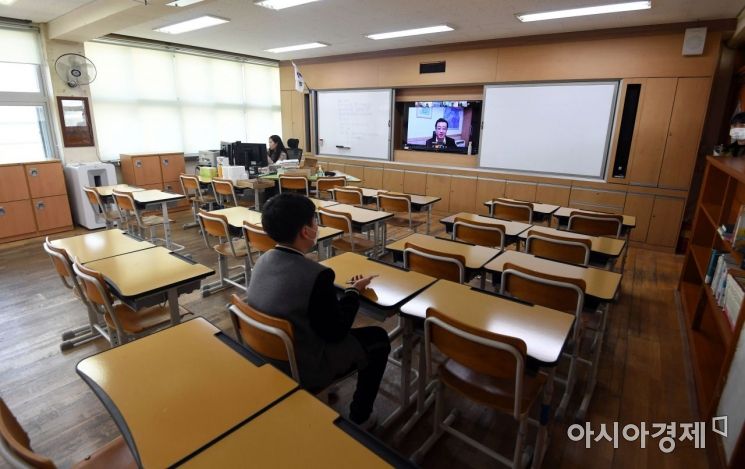 초등학교 고학년과 중·고등학교 1·2학년이 2차로 온라인 개학을 한 16일 서울 용산초등학교에서 돌봄교실 이용 학생이 온라인 개학식에 참여하고 있다. /문호남 기자 munonam@