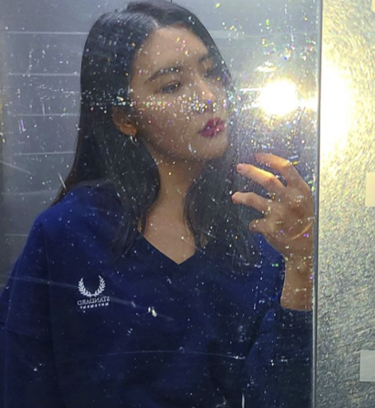 [포토] 가수 선미 ‘거울에 비친 모습’