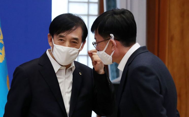 지난 3월19일 비상경제회의에 참석한 이주열 한국은행 총재(왼쪽)와 김상조 청와대 정책실장(오른쪽). [이미지출처=연합뉴스]