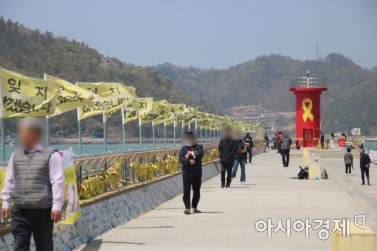 16일 세월호 참사 6주기를 맞아 팽목항을 찾은 추모객들이 방파제를 따라 걷고 있다.