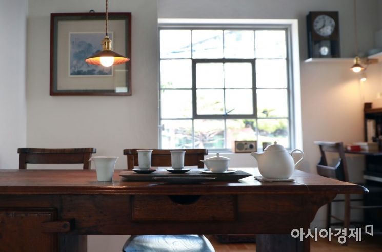 차 한 잔을 통해 '나만의 공간'을 구현하는 이이엄은 번다한 세사 시름을 잠시 내려놓고, 침묵과 사색을 통해 자신에게 집중할 수 있는 기회를 선사한다. 사진 = 김희윤 기자