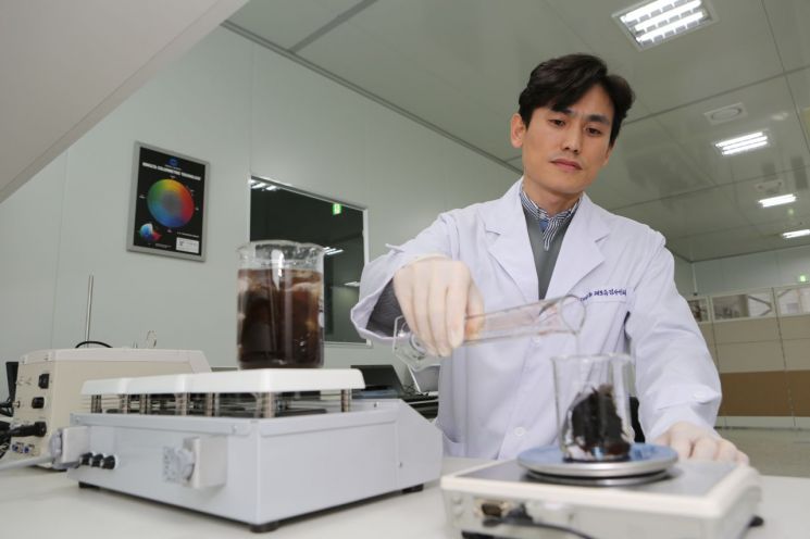 이상민 대상 김 사업팀장 겸 해조류 연구센터장이 김의 질적 성장을 위한 검사를 진행하고 있다.