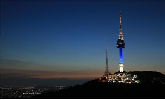 "코로나19 극복에 앞장선 의료진께 감사" … 서울 '블루라이트' 캠페인