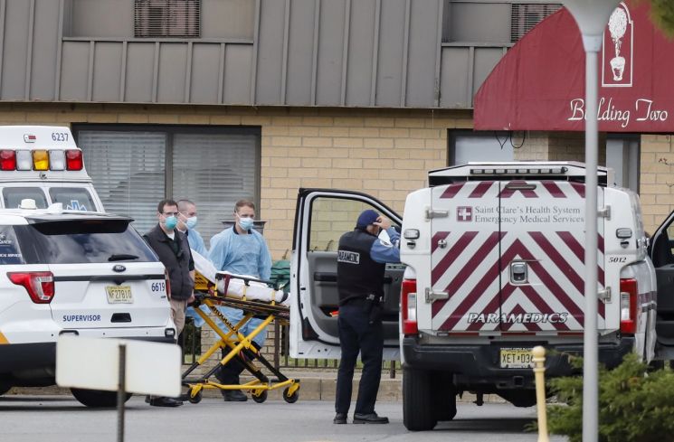 보건관계자들이 17구의 시신이 발견된 뉴저지주의 장기요양시설에서 환자를 옮기고 있다. [이미지출처=로이터연합뉴스]