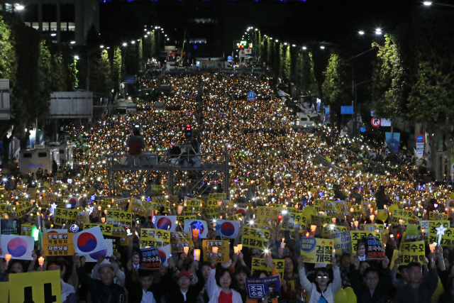 지난해 10월5일 서울 서초역 사거리에서 열린 ‘제8차 검찰개혁 촛불 문화제’에서 참석자들이 휴대전화 플래시를 비추는 퍼포먼스를 하고 있다. [이미지출처=연합뉴스]