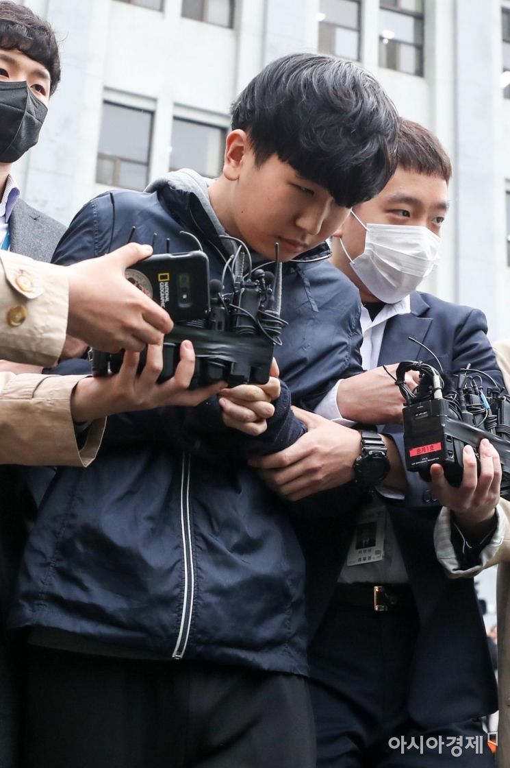 [포토]검찰로 이동하는 '박사방' 공동 운영자 '부따'