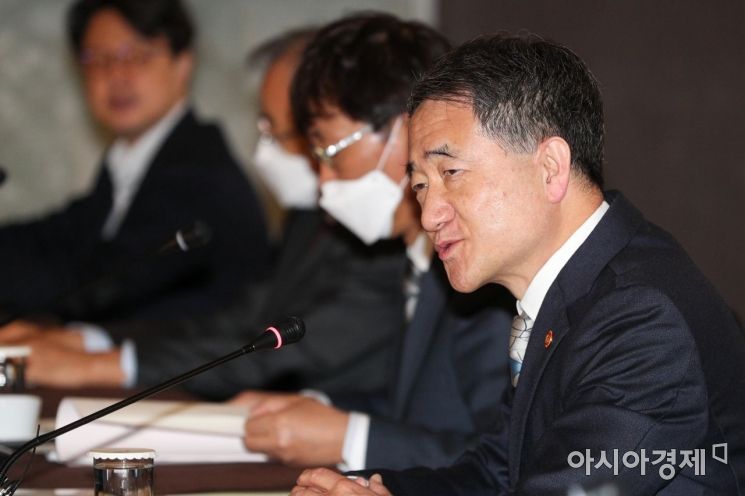 박능후 보건복지부 장관이 17일 서울 중구 플라자호텔에서 열린 '제4차 국민연금기금운용위원회'에 참석해 모두발언 하고 있다./강진형 기자aymsdream@