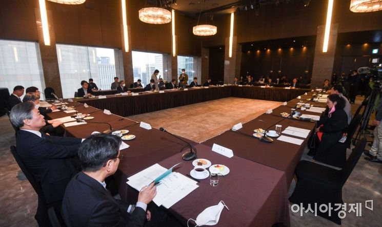 박능후 보건복지부 장관이 17일 서울 중구 플라자호텔에서 열린 '제4차 국민연금기금운용위원회'에 참석해 모두발언 하고 있다./강진형 기자aymsdream@