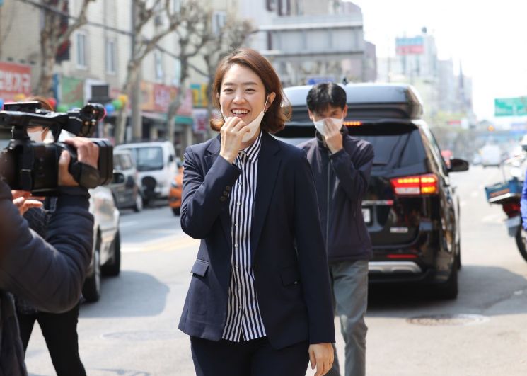 제21대 국회의원 서울 광진을에 당선된 고민정 당선인이 16일 오후 서울 광진구 노룬산시장 인근에서 당선인사를 하기 위해 이동하고 있다. 
사진=연합뉴스