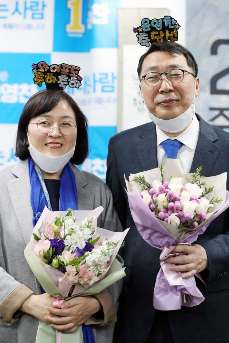 제21대 국회의원 총선거 경기 성남 중원에서 당선된 윤영찬 더불어민주당 후보가 15일 선거사무소에서 부인 김미경 씨와 기념촬영 하고 있다.
사진=연합뉴스