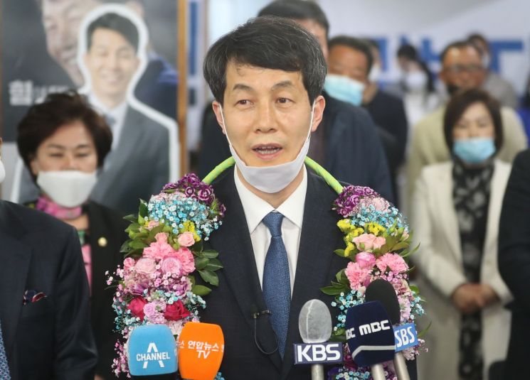 서울 구로을에 출마한 더불어민주당 윤건영 후보가 15일 오후 구로동 선거 사무소에서 당선이 확실시 되자 꽃다발을 받고 마스크를 벗고 있다. 
사진=연합뉴스