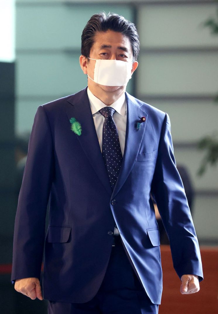 마스크를 쓴 아베 신조 일본 총리가 지난 16일 도쿄 총리관저에 도착하고 있다. 이날 아베 총리는 신종 코로나바이러스 감염증(코로나19) 확산에 따라 도쿄도(東京都) 등 7개 지자체에 발령했던 긴급사태 선언을 전국으로 확대했다. <사진=AFP연합>