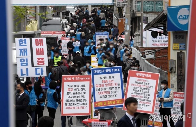 19일 서울 성북구 사랑제일교회에서 교인들이 예배를 강행하고 있다. 이날 사랑제일교회는 오전 11시부터 현장 예배를 진행했다. 지난달 서울시가 감염병예방법 위반 혐의로 고발하면서 이날까지 집회금지명령이 내려졌지만 매주 현장예배를 강행했다./김현민 기자 kimhyun81@