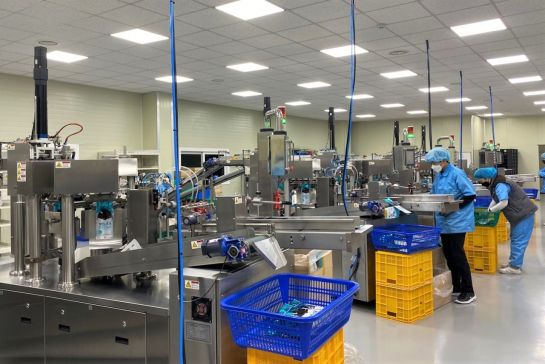 마스크 제조기업인 아텍스의 근로자들이 경기 파주 소재 공장에서 제품을 생산하고 있다. (사진제공=중소벤처기업진흥공단)