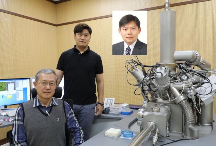 문대원 뉴바이올로지전공 석좌교수(왼쪽), 인수일 에너지공학전공 교수(오른쪽 위), 박영호 에너지공학전공 박사과정.