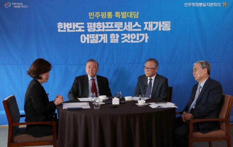20일 오전 서울 중구 한국프레스센터에서 열린 민주평화통일자문회의 주최 '한반도 평화프로세스 재가동 어떻게 할 것인가' 특별대담.
    KBS 송현정 기자(왼쪽부터)의 진행으로 문정인 대통령 통일외교안보특별보좌관, 정세현 민주평통 수석부의장, 이종석 전 통일부 장관이 의견을 나누고 있다.