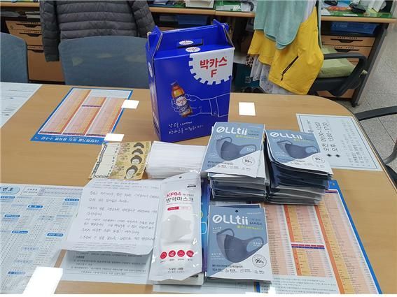 지난 13일 익명의 기부자가 문수동주민센터를 방문해 어려운 이웃과 어르신들에게 써달라며 마스크와 현금을 기부했다.