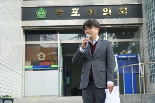 김훈 전 의원이 지난 2월 20일 검찰에서 무혐의 처분을 받고 2월 27일 기자회견을 하고 있다.