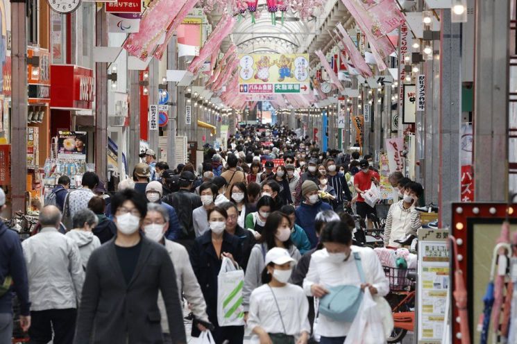지난 19일 오후 일본 도쿄도 시나가와구의 상점가에서 마스크를 쓴 사람들이 이동하고 있다. / 사진=연합뉴스