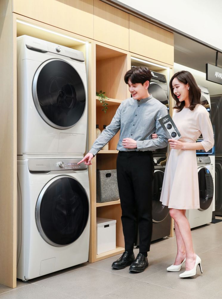 삼성전자 모델이 삼성 디지털프라자 강남본점에서 삼성 그랑데AI 건조기와 세탁기를 소개하고 있다.