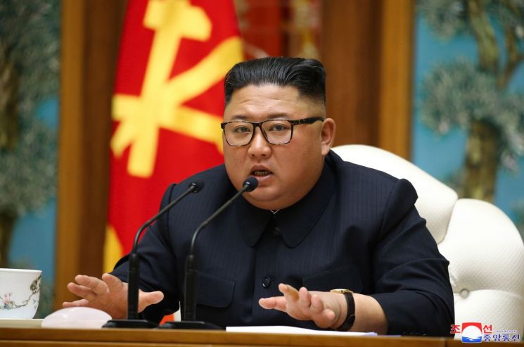 북한은 지난 11일 김정은 국무위원장이 주재로 노동당 정치국 회의를 열고 신종 코로나바이러스 감염증(코로나19) 대응방안 등을 논의했다고 12일 조선중앙통신이 보도했다. 김정은 위원장이 정치국 회의에서 발언하고 있다.