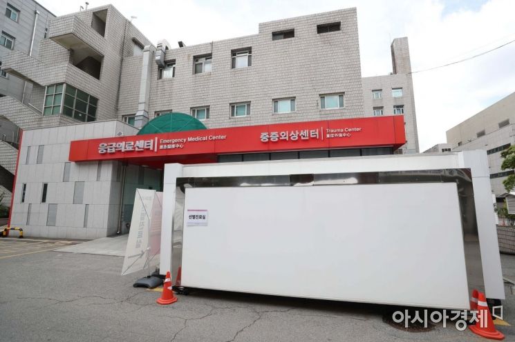 서울 중구 국립중앙의료원 본관 외부에 마련된 선별진료소/문호남 기자 munonam@