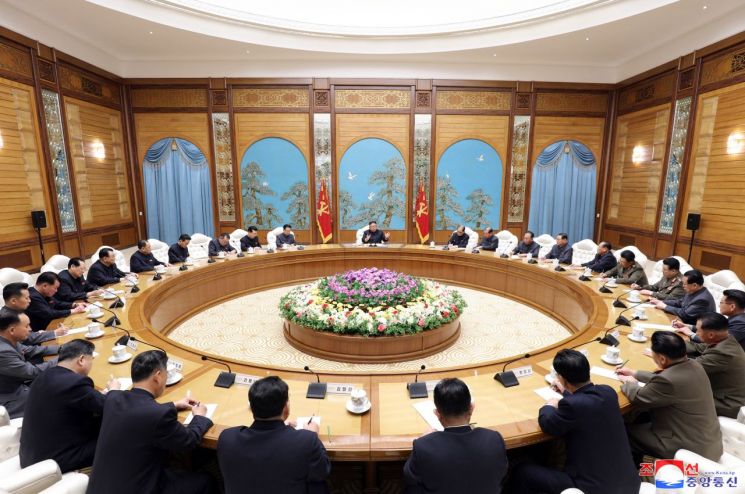 북한은 지난 11일 김정은 국무위원장 주재로 노동당 정치국 회의를 열었다고 12일 조선중앙통신이 보도했다. 원탁회의에는 김 위원장을 포함해 총 27명이 참석했다.