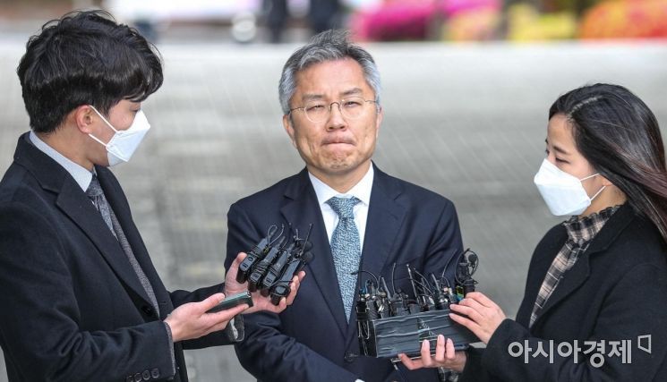 최 당선인이 21일 서울중앙지법에 들어서며 취재진 질문에 답하고 있다. / 사진=아시아경제DB