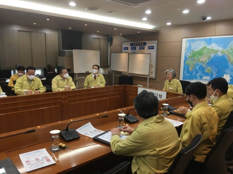강경화 장관, 일본지역 공관장과 화상회의…코로나19 상황 점검 
