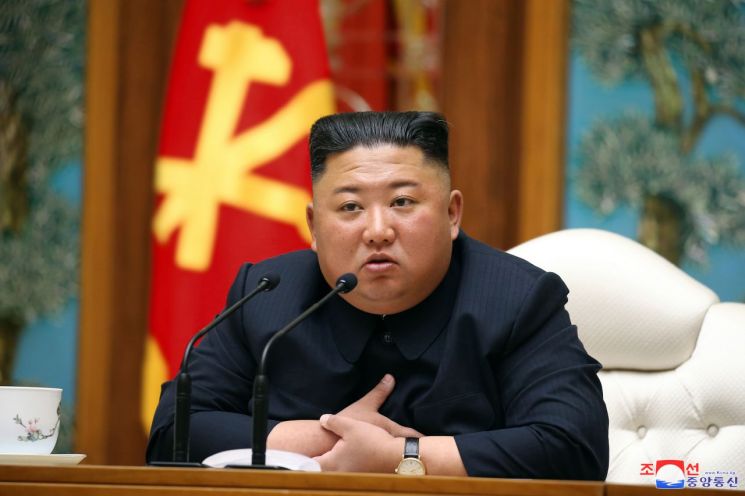 북한은 지난 11일 김정은 국무위원장이 주재로 노동당 정치국 회의를 열고 신종 코로나바이러스 감염증(코로나19) 대응방안 등을 논의했다고 12일 조선중앙통신이 보도했다. 김정은 위원장이 정치국 회의에서 발언하고 있다.