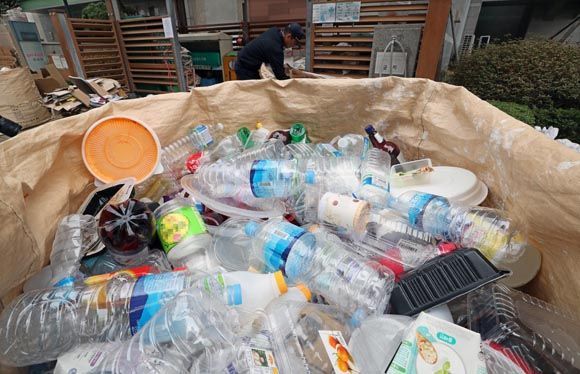 재활용품 수거 업체들이 비닐과 스티로폼 수거를 중단하겠다고 예고한 뒤, 서울 용산구의 한 아파트 쓰레기수거장에 주민들이 내놓은 페트병이 쌓여있다. 사진 = 연합뉴스