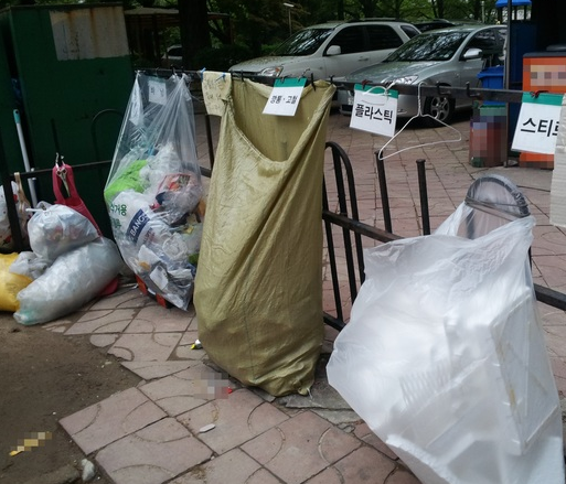 "떡볶이 국물 묻은 플라스틱 그대로…" 아파트, 분리수거 갈등 [한기자가 간다]