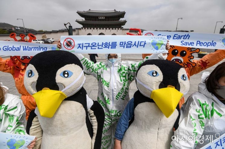 지구의 날인 4월 22일 서울 종로구 광화문 광장에서 환경보건시민센터 관계자들이 지구환경 보호와 코로나19 재발 방지를 촉구하는 퍼포먼스를 펼치고 있다./강진형 기자aymsdream@