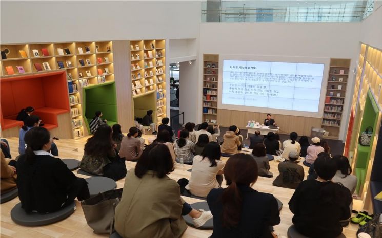 어울림홀 내부. 어울림홀에서는 ‘책문화 강연’이 열렸다. (사진은 지난 월 이병률 작가의 강연이 진행된 모습)