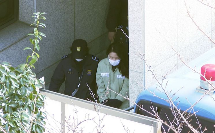 지난 2월20일 오후 전 남편을 살해한 혐의로 1심 공판에서 무기징역을 선고받은 고유정이 교도소로 가는 호송차에 탑승하기 위해 제주지법에서 나오고 있다. [이미지출처=연합뉴스]