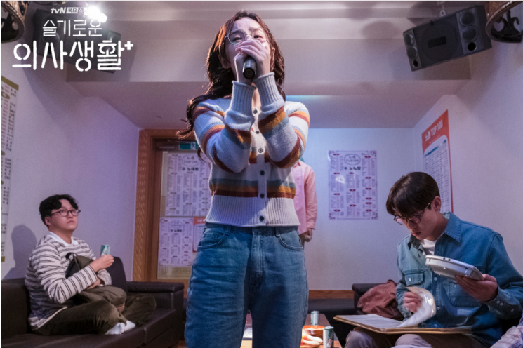 레트로 감성을 가득 담은 전미도의 스타일링. 사진=tvN 슬기로운 의사생활 현장포토