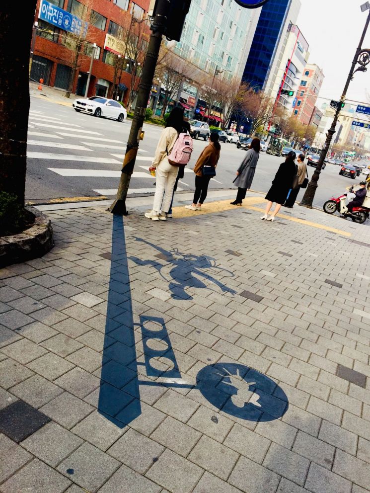 강남구 논현~학동역 가구거리 ‘페이크 쉐도우 아트' 도입