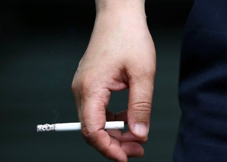 흡연도 코로나19 감염요인…중증도 위험 2배 높인다(상보)