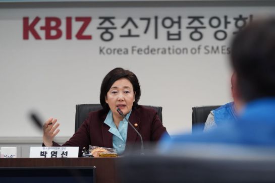 박영선 중소벤처기업부 장관이 23일 서울 여의도 중소기업중앙회에서 열린 '소상공인이 미소짓는 슬기로운 소비생활' 캠페인 발대식에 참석해 행정적 지원 등을 이야기하고 있다.