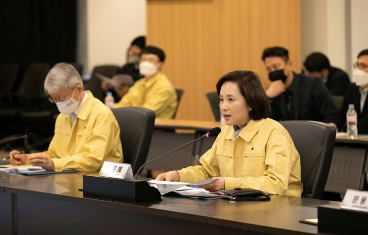 "코로나19 속 등교 개학, 나라별로 제각각" 5월 한국의 선택은
