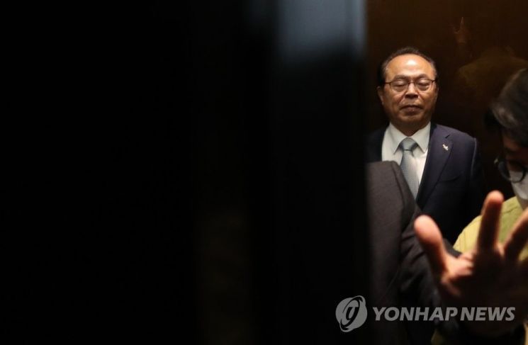 오거돈 부산시장이 23일 오전 부산시청에서 기자회견을 열어 시장직 사퇴 의사를 밝힌 뒤 자리를 뜨고 있다. / 사진=연합뉴스