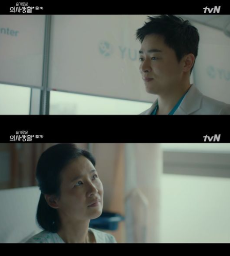 23일 방송된 tvN '슬기로운 의사생활'에서는 이익준(조정석)이 이혼한 남편 때문에 상심에 빠진 환자를 위로하는 모습이 그려졌다/사진=tvN 방송 화면 캡쳐