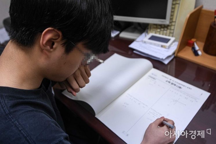 전국연합학력평가일인 24일 서울 양천구 한 가정집에서 고3 수험생이 시험지를 학교에서 수령한 뒤 시험을 보고 있다./강진형 기자aymsdream@